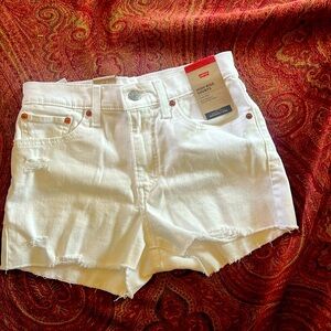 NWT Levi white denim shorts